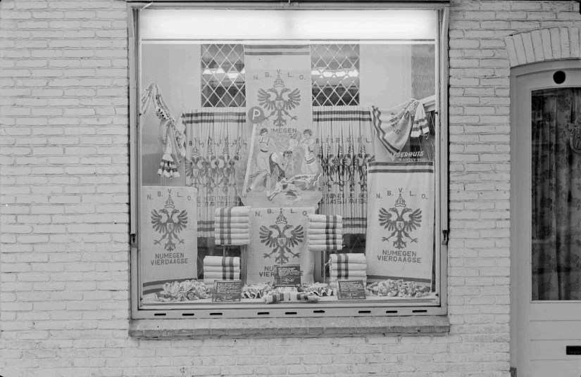 De etalage van de noodwinkel van W. Scholte - Derks: "het Jaegerhuis", Bisschop Hamerstraat 23, 1950 (GN3558 RAN)