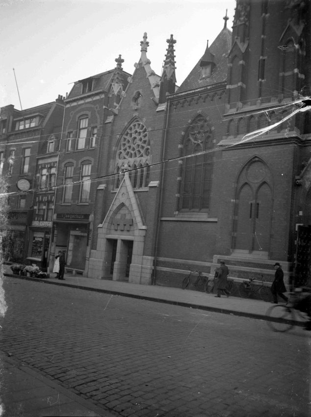 't Jaegerhuis Damesmode van Scholten-Derks naast de Petrus Canisiuskerk (rechts), 1934-1944 - afgaande op F15295 is deze foto voor de verbouwing van 1940 genomen (GN5358 RAN)
