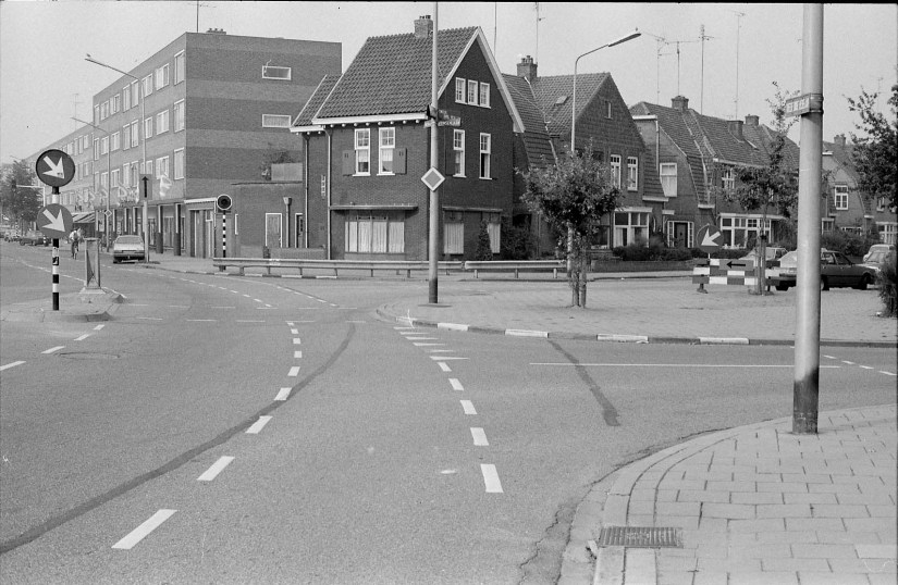 De kruising Prinsenlaan - Molenweg, 12 september 1985 (Wim Michels via KN14412-2 RAN CC0)