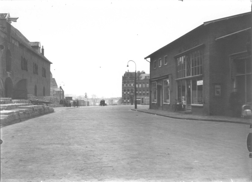 De Mariënburg in de richting van de Lange Koningstraat, links het Arsenaalgebouw, rechts de noodwinkel van de Gruyter, 1950 (F29844 RAN)