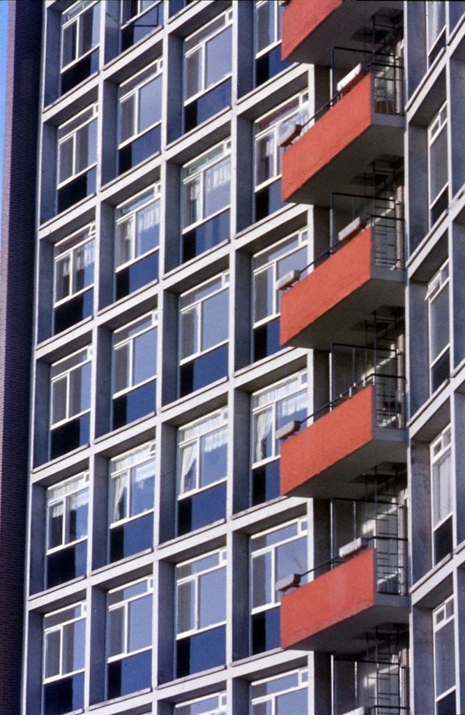 'Sterflats', gebouwd in de jaren 50. Het was oorspronkelijk de bedoeling om vijf van deze flats te bouwen, maar door financieringsproblemen bleef het bij twee, 1959 (Jeroen van Lith via D1073 RAN CC0 tevens Auteursrechthouder)