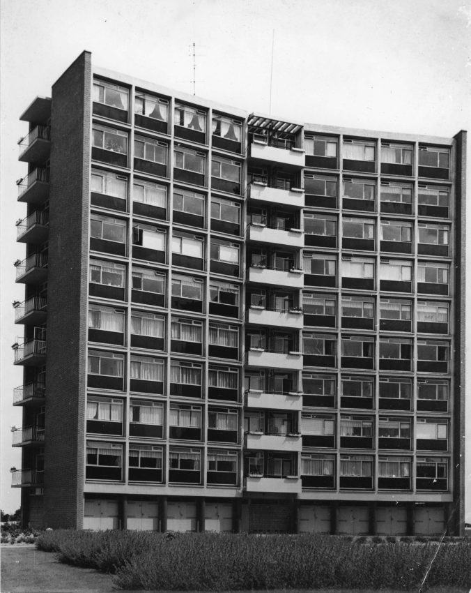 Een van de twee sterflats aan de Batavierenweg en Barbarossastraat, 1960 (Persbureau Gelderland via F12427 RAN CCBYSA Auteursrechthouder J.F.M. Trum)