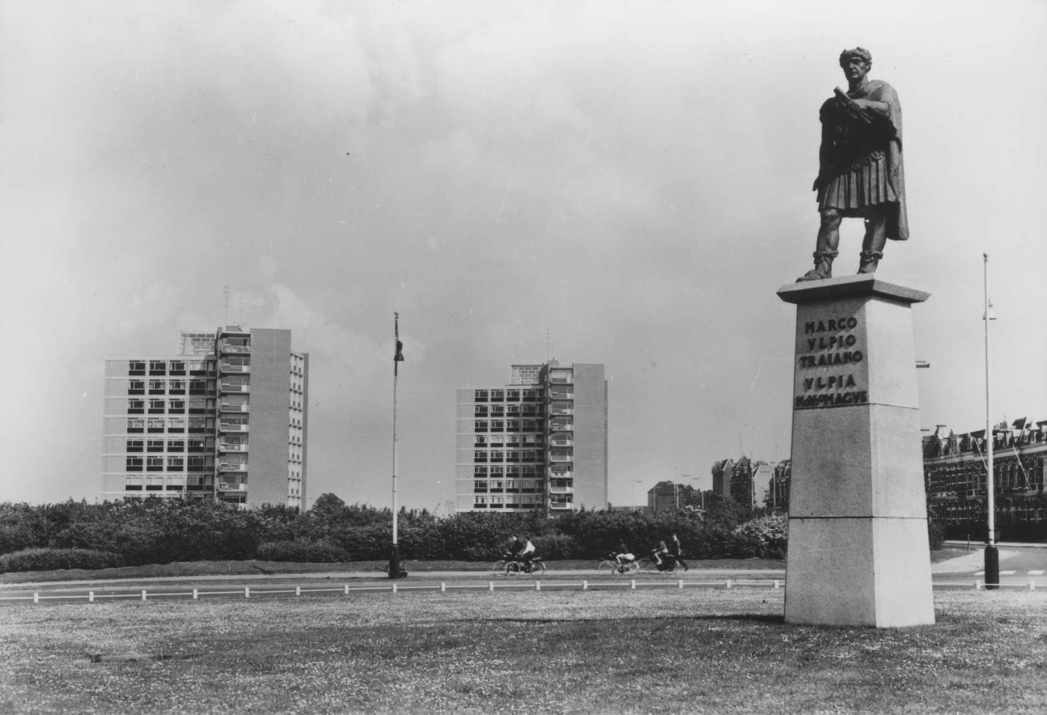 Het beeld van keizer Traianus met op de achtergrond de sterflats aan de Batavierenweg en rechts de Graadt van Roggenstraat (Fa. Ten Hoet/L.R. Gerritsen via F64228 RAN CCBYSA)