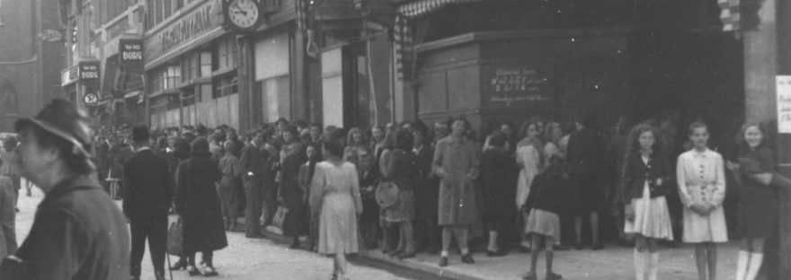 Panden aan de Broerstraat met onder andere het warenhuis A.A. v.d. Borg, 1938 (F15283 RAN)