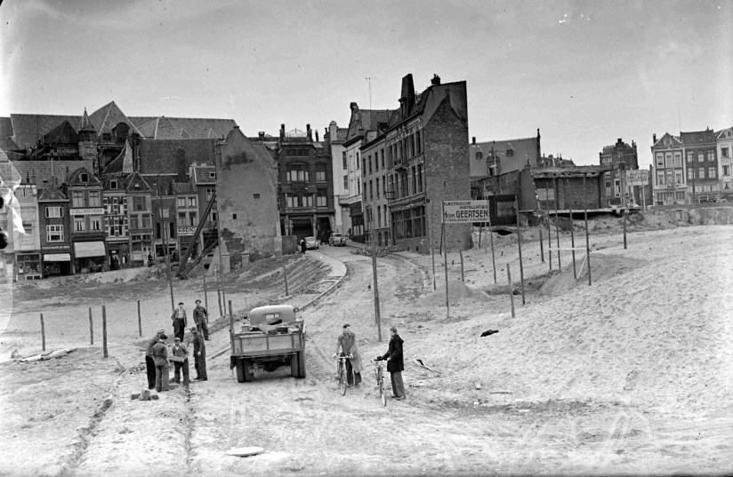 De aanleg van de nieuwe Augustijnenstraat, gezien vanuit de Houtstraat met het gezicht naar de Grote Markt en de Stikke Hezelstraat, 1952 (GN3165 RAN)