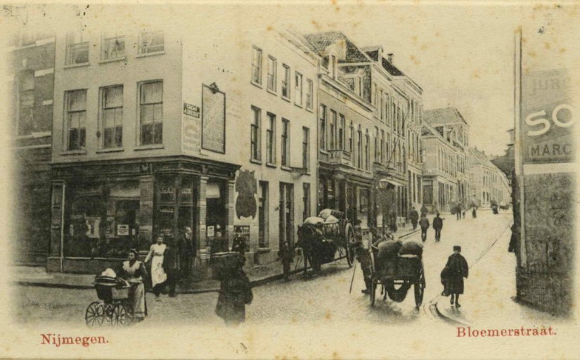 Bloemerstraat omstreeks de eeuwwisseling, gezien vanaf de kruising met (links en rechts) de Houtstraat, in de richting van de Smetiusstraat,	1898-1902 (J.H. Schaefer via F89839 RAN)