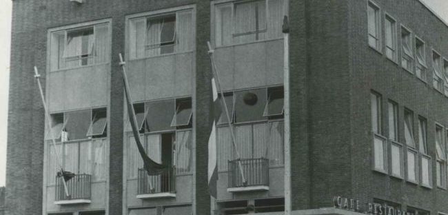 Hotel Metropole in de Bisschop Hamerstraat ten tijde van de 40e Vierdaagse, Bisschop Hamerstraat 14, 22/7/1956 (J. v. Doorn via F41338 RAN CCBYSA Auteursrechthouder KNBLO-NL)