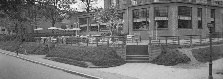 Op 25 juni 1932 opende de heer F.B. Brands Hotel Café Restaurant Hundisburg (12 kamers) in een door hem kort daarvoor aangekochte villa. De rond 1888 gebouwde villa kreeg de naam Hunerberg, daarna (1897) villa Slido (naar Simon Rijnbende en zijn vrouw Theodora), vervolgens kocht A.B.A. Quack de villa en veranderde de naam in Hundisburg; na zijn dood woonde er het echtpaar Reitsma-van Maasdijk de ouders van de verzetsheld Guus Reitsma. De villa op de hoek van de Batavierenweg werd op het eind van de oorlog verwoest, Beatrixstraat 1 Hunnerberg, 1932-1940 (GN11119 RAN)