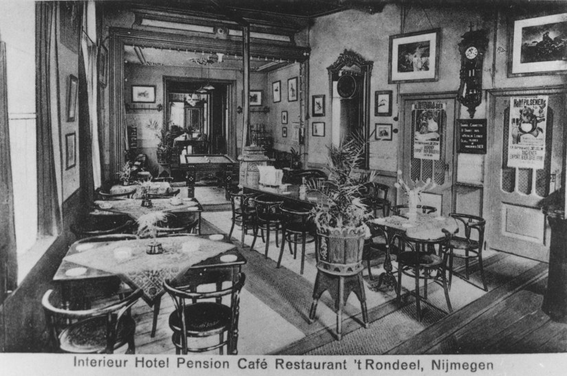 Het interieur van het Hotel Pension Café Restaurant "'t Rondeel",
thans Grieks restaurant., 1920-1925 (F14881 RAN)