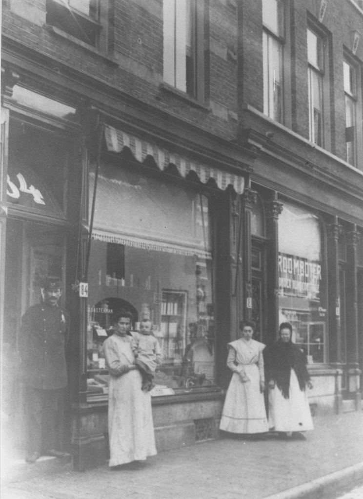 Boekhandel Kloosterman, Bloemerstraat 84, 1915 (F30356 RAN)