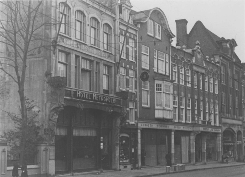 Panden aan de zuidzijde van de Lange Burchtstraat met o.a. Hotel Metropole, 1939 (ir. J.G. Deur via F12991 RAN CCBYSA)