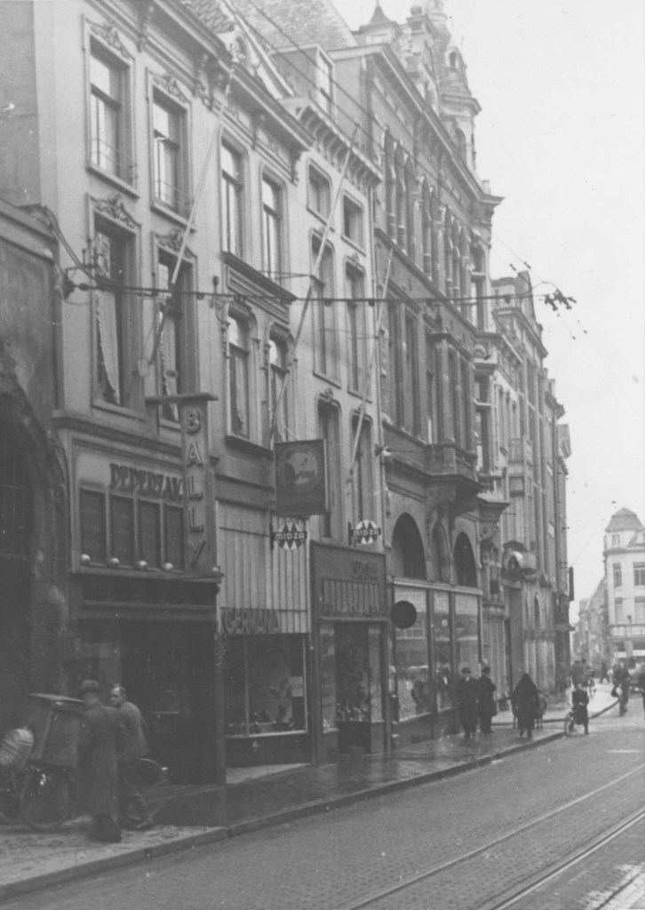 Gezien in de richting van de Grote Markt. Links het Kerkegasje; daarnaast op Korte Burchtstraat 10 de schoenenzaak Bally van Peperzak, 1939 (ir. J.G. Deur via F15376 RAN CCBYSA)