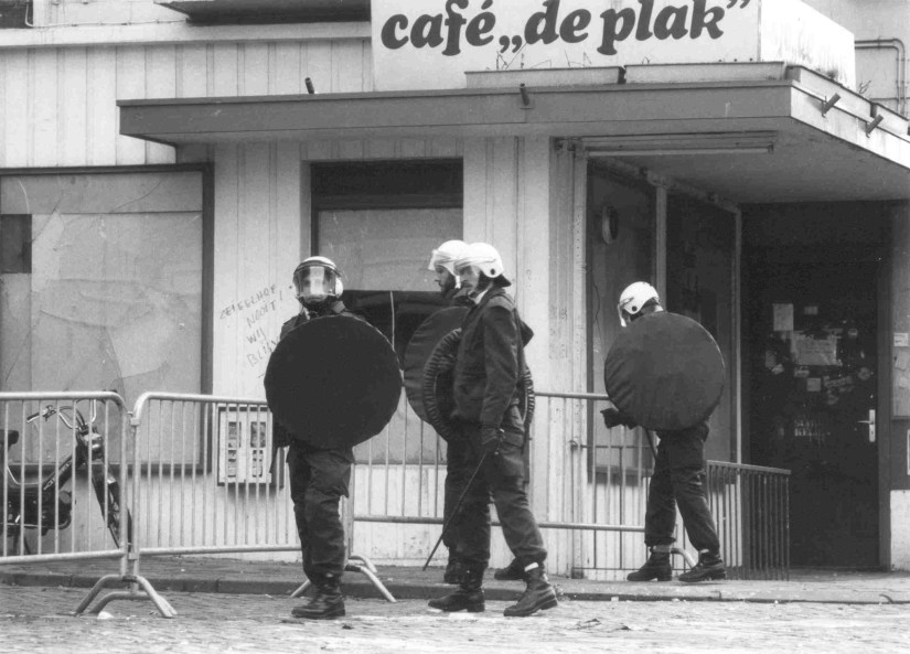 Pierson rellen; Boven de kauwgomballenautomaten: “Zeigelhof nooit! Wij blijven!”, februari 1981 (J.N. via F54213 RAN CC0)
