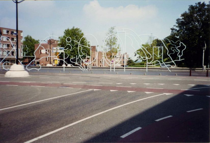 Buizenplastiek 'Constructie (Tekening in de lucht)' uit 1998 van de Belgische kunstenaar Narcisse Tordoir (1954). Het vormde een entree voor het plein en het in 1999 geopende nieuwe Museum het Valkhof. Tegenwoordig staat het in de Weezenhof, 1998-2000 (Martine Ridderbos via F24686 RAN CCBYSA)