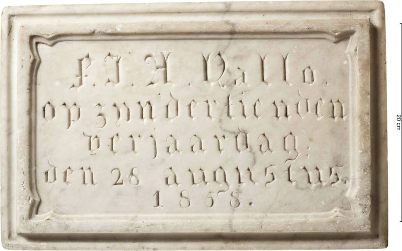 Eerste steen van kasteel Bat-Ouwe-Zate (kasteel Hallo), van F.J. Hallo, gelegd op de dertiende verjaardag van zijn zoon, 28/8/1858 (Bureau Archeologie en Monumenten DF355 RAN CC0 tevens Auteursrechthouder)