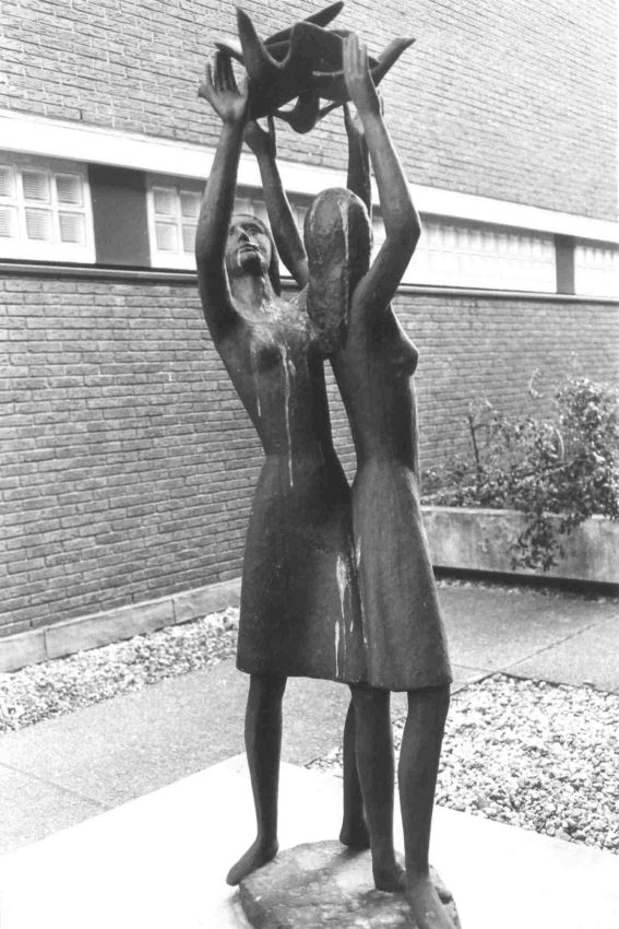 Het beeld Meisjes met Vogels, vervaardigd uit brons door Albert Meertens (14-12-1904 - 30-11-1971) , opgesteld op de binnenplaats van het Politiebureau door Kup, Frans - 1975 - Regionaal Archief Nijmegen, Netherlands - CC BY-SA.