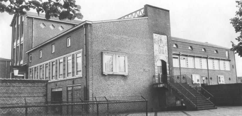 De R.K. School voor Ambacht en Techniek Dr. Poels (de Dr. Poelsschool), Goffertweg 20, 	10/5/1968 (Fotopersbureau Gelderland via F20273 RAN CCBYSA Auteursrechthouder J.F.M. Trum)