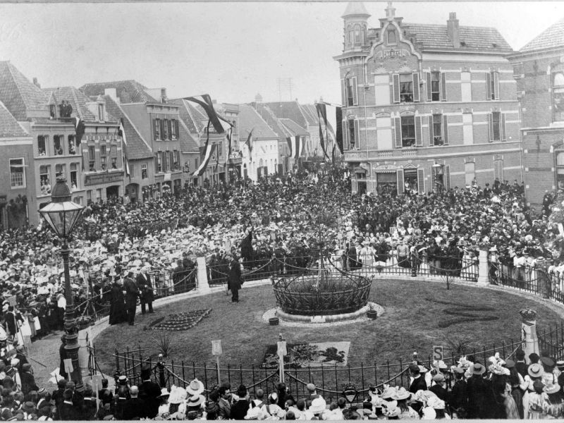 Wilhelminaboom: herinnering aan kroning Wilhelmina op het&nbsp;Hertogplein