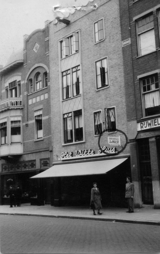 Modezaak van J.v. Hulst, Het Witte Huis, 6/1950 (F92199 RAN CC0)