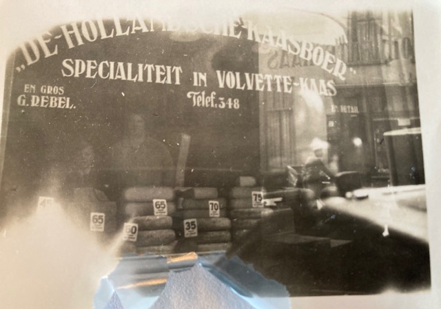 De Hollandsche Kaasboer G. Rebel Bloemerstraat 84. In de etalage zijn Teuntje Rebel-Bout en zoon Jan Rebel te zien (Collectie en Auteursrecht: C. Rebel)