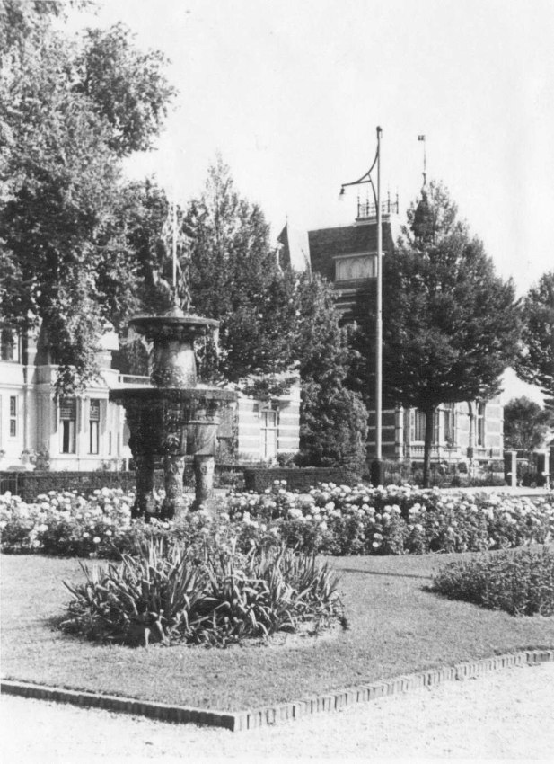 Fontein, ontworpen in 1915 door Willem Coenraad Brouwer, in het plantsoen, van Schaeck Mathonsingel, 1950 (F32233 RAN)