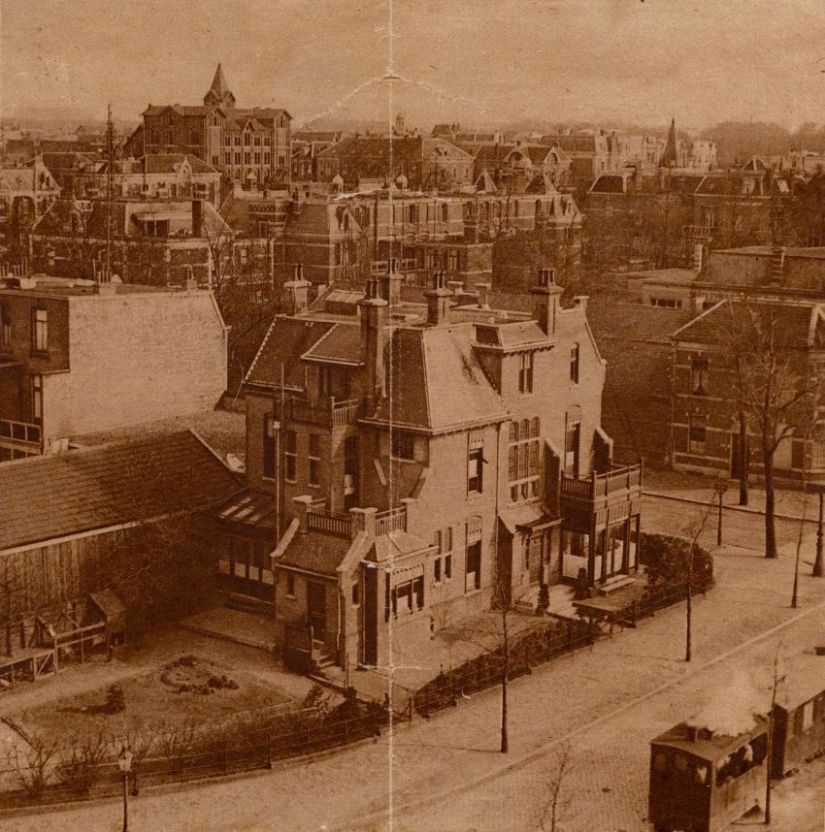 Blik vanaf de gashouder op de markante (nog bestaande) villa hoek Vredestraat en de Nieuwe Marktstraat; nu ligt de villa op de hoek met de Stieltjesstraat. De villa werd bewoond door de directeuren van de gasfabriek en waterleiding respectievelijk W.F. Payens en C.L. Philips. Eind jaren 50 was er gevestigd de firma Adriaan van der Kuip in medische instrumenten met ook vestigingen in Utrecht en Alkmaar. De foto toont ook nog een fraai beeld van het door het bombardement verwoeste stadsgedeelte tussen Kolpinghuis links boven en de Nieuwe Marktstraat rechts schuin weglopend, 1910-1920 (F90778 RAN)