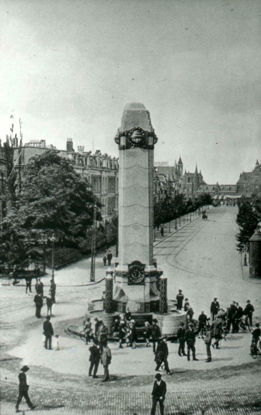 De Spoorstraat gezien naar het westen richting het NS-Station, met op de voorgrond het Marie-Adolffontein (in de volksmond bekend als het Quackmonument), gemaakt in 1925 door Willem Bijlard (Brinkhoff, J.M.G.M. 1920-1986 via D606 RAN)