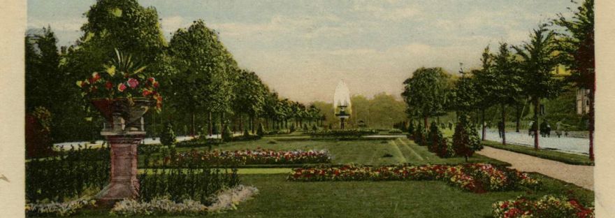 Beeld van de Stationsweg (vanaf 1923 Van Schaeck Mathonsingel), gezien in de richting van het station, met in het midden het plantsoen met de fontein, ontworpen en uitgevoerd in terracotta in 1915 door beeldhouwer en keramist Willem Coenraad Brouwer (Leiden, 19/10/1877 – Zoeterwoude, 23/05/1933), 1917-1919 (Jacob Krapohl via F91530 RAN)