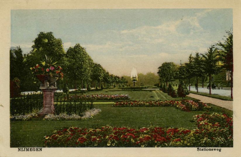 Beeld van de Stationsweg (vanaf 1923 Van Schaeck Mathonsingel), gezien in de richting van het station, met in het midden het plantsoen met de fontein, ontworpen en uitgevoerd in terracotta in 1915 door beeldhouwer en keramist Willem Coenraad Brouwer (Leiden, 19/10/1877 – Zoeterwoude, 23/05/1933), 	1917-1919 (Jacob Krapohl via F91530 RAN)
