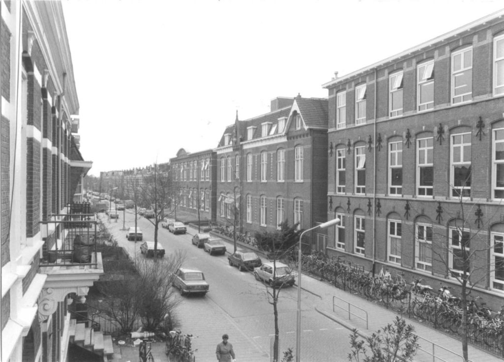 Vanaf de Berg en Dalseweg in de richting van de Daalseweg. Rechts de St. Canisius MAVO in het voormalige St. Vincentiusklooster, dat later plaats maakte voor het appartementencomplex de Dominicaan, 1987 (Anton van Roekel via F67261 RAN CCBYSA)