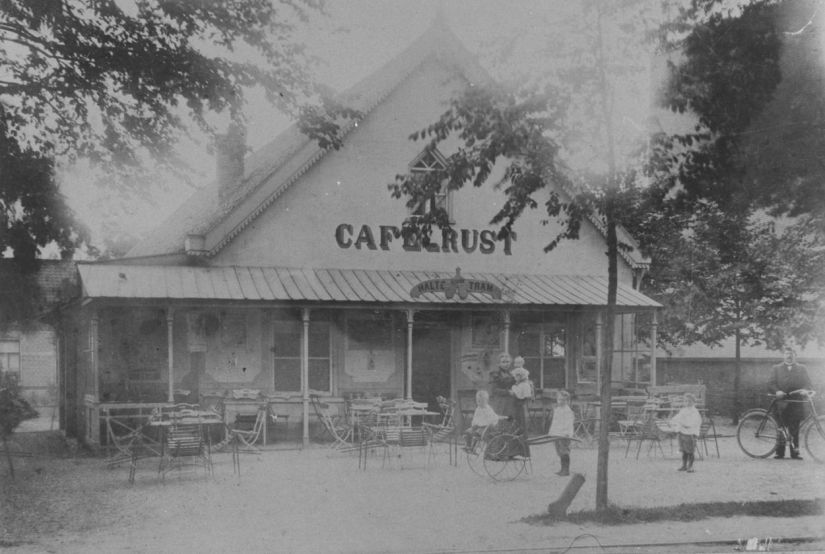 Café "Rust", later Café Jacobs en "De Keizerskroon", Berg en Dalseweg 200, 1899-1900 (F12660 RAN) Hunnerberg