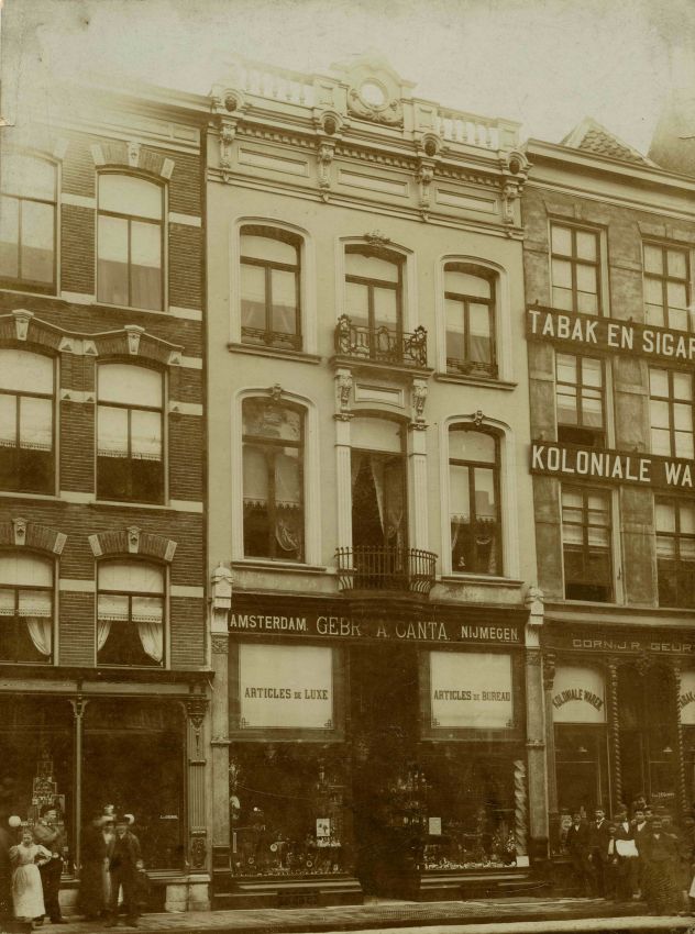 Winkelpand Gebrs. A. Canta Amsterdam Nijmegen aan de zuidzijde van de Grote Markt (op deze plek staat tegenwoordig het pand van Vroom & Dreesmann). Links de sigarenzaak van C. van Steensel op de hoek met de Broerstraat, 1900-1902 (F39266 RAN)
