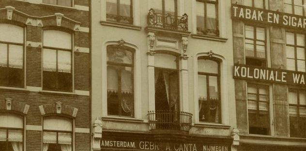 Winkelpand Gebrs. A. Canta Amsterdam Nijmegen aan de zuidzijde van de Grote Markt (op deze plek staat tegenwoordig het pand van Vroom & Dreesmann). Links de sigarenzaak van C. van Steensel op de hoek met de Broerstraat, 1900-1902 (F39266 RAN)