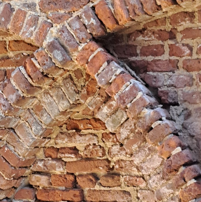 Detail van oude kloostermuur Halve Gas (april 2025)