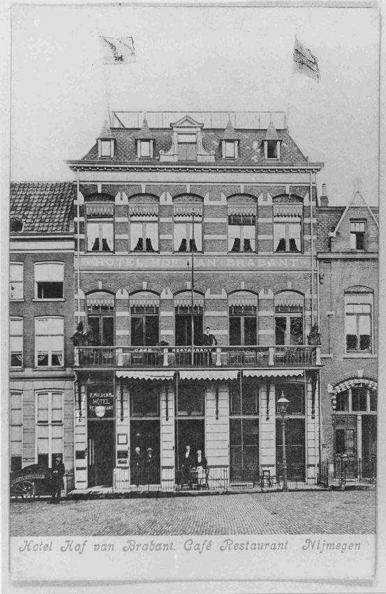 Gezicht op hotel Hof van Brabant, Korenmarkt, 1906-1912 (F2890)