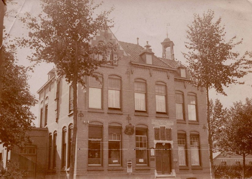 Post- en Telegraafkantoor gebouwd in 1908 naar een ontwerp van de architect Cornelis Hendrik Peters bekend door zijn vele ontwerpen van postkantoren en overheidsgebouwen; later is het pand bij het gemeentehuis getrokken, Berg en Dal Heerbaan 156 Millingen aan de Rijn, 1908-1920 (H. v.d. Velden, Millingen via F92646 RAN)