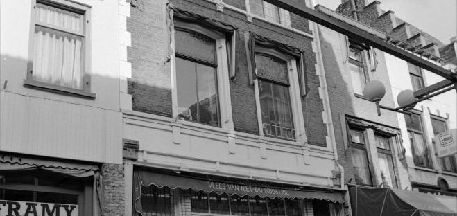 De Winkel van Slagerij Sjek Floor, Lange Hezelstraat 90a, 2/1989 (Ber van Haren via ZN35955 RAN CC0 Auteursrechthouder Gemeente Nijmegen)