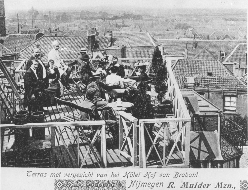 Het terras van Hotel Café Restaurant "Hof van Brabant" met vergezicht, 1910 (F29265 RAN)