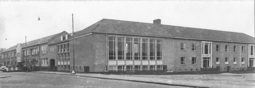 	De ULO-School, later het Karel de Grote College, op de hoek met de Wedren (Rechts), 18-3-1963 (Fotopersbureau Gelderland via F20143 RAN CCBYSA Auteursrechthouder J.F.M. Trum)