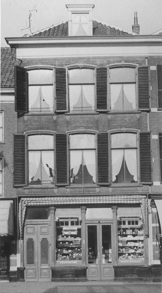 De Banket & Koekbakkerij A.C. van Ooijen, Molenstraat 112, 29/5/1952 (Fotopersbureau Gelderland via F67349 RAN CCBYSA Auteursrechthouder: J.F.M. Trum)