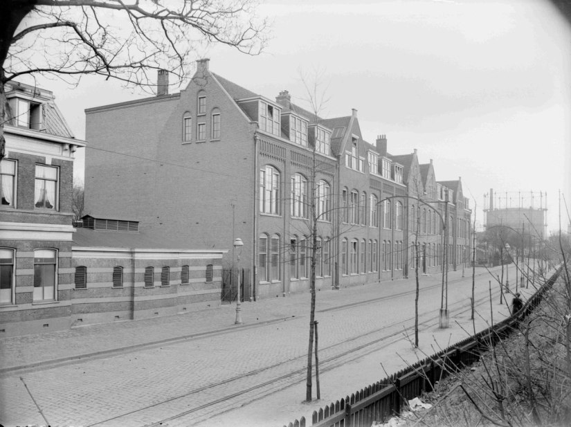 Ambachtsschool; rechts de gashouder, ca. 1930, Nieuwe Marktstraat 12 (GN9675 RAN)