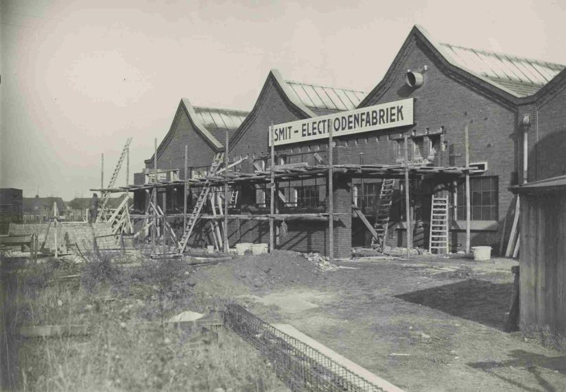 Bouw van Smit Electrodenfabriek, een onderdeel van Smit Transformatorenfabriek, 1915-1923 (F47149 RAN)
