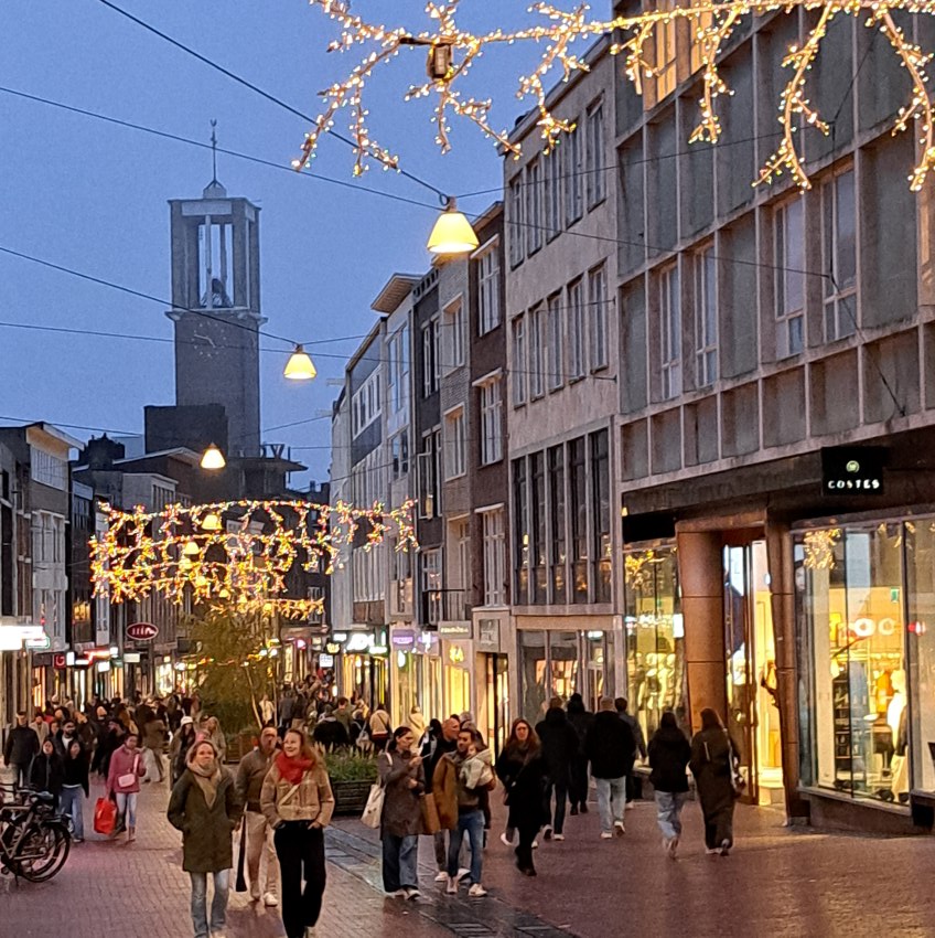 Broerstraat met Molenstraatkerk in feeststemming (november 2025)