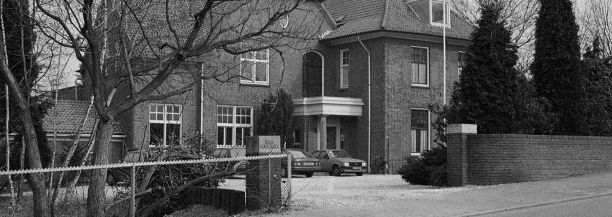 Het voormalige Huize Pater Dehon, van 1951 tot 1974 een doorgangshuis voor voogdijjongens (een soort observatiehuis). (Leon Gustave Dehon was stichter in 1877 van de orde van de Priesters van het Heilig Hart van Jezus). Huize Pater Dehon sloot in 1974 zijn deuren en werd een jaar later verkocht aan de Stichting Jeugd en Gezin, een fusie van twee Nijmeegse voogdijverenigingen. De BLO-school ging onder de naam ’t Driespan verder als ZMOK-school Het oorspronkelijke pand Villa 'Field View' werd gebouwd in 1913 en werd ingrijpend verbouwd en aangepast naar een ontwerp van architect E. F. Estourgie in 1950, Dennenstraat, 1987 (Anton van Roekel via KN11655-84 RAN CCBYSA)