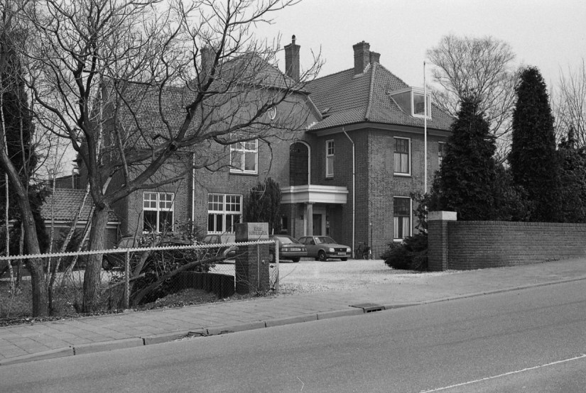 	Het voormalige Huize Pater Dehon, van 1951 tot 1974 een doorgangshuis voor voogdijjongens (een soort observatiehuis). (Leon Gustave Dehon was stichter in 1877 van de orde van de Priesters van het Heilig Hart van Jezus). Huize Pater Dehon sloot in 1974 zijn deuren en werd een jaar later verkocht aan de Stichting Jeugd en Gezin, een fusie van twee Nijmeegse voogdijverenigingen. De BLO-school ging onder de naam ’t Driespan verder als ZMOK-school
Het oorspronkelijke pand Villa 'Field View' werd gebouwd in 1913 en werd ingrijpend verbouwd en aangepast naar een ontwerp van architect E. F. Estourgie in 1950, Dennenstraat, 1987 (Anton van Roekel via KN11655-84 RAN CCBYSA)