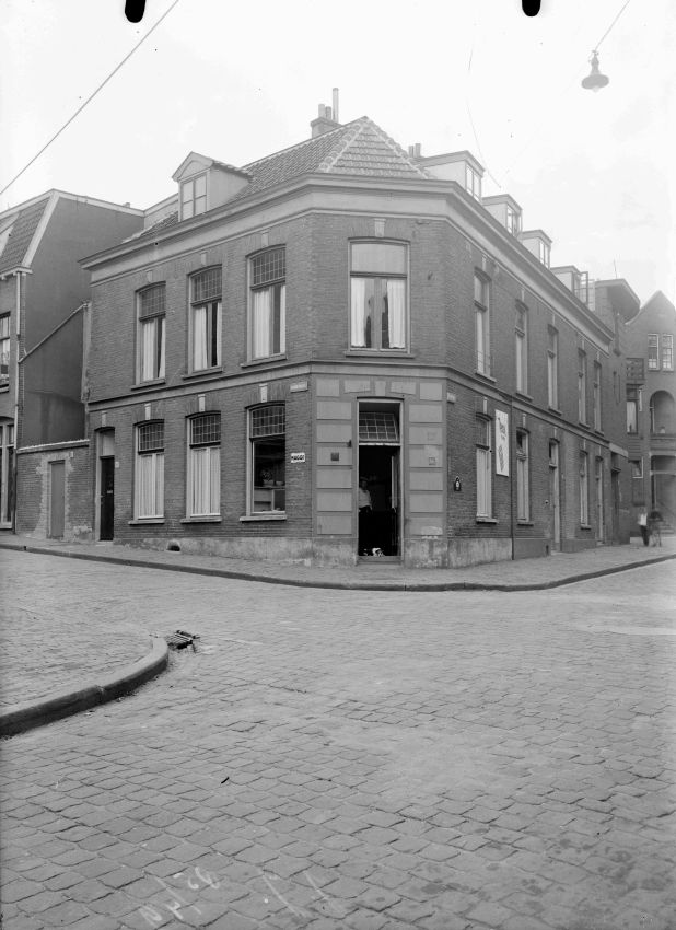 Een kruidenierswinkel op de hoek Kroonstraat - Parkweg, gezien vanuit de Pijkestraat, 1947-1948 (GN2046 RAN)