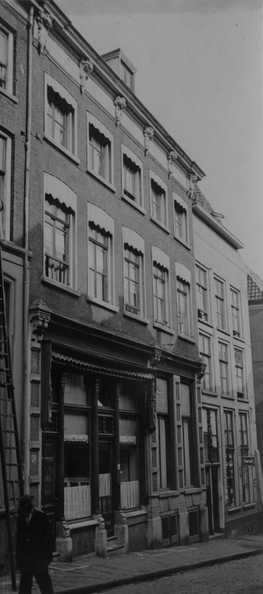 Panden aan de westzijde van de Grotestraat met een Brood- en Banketbakkerij (huisnummer 45) (dit pand werd vroeger De Drie Vijzels genoemd), Grotestraat 43-45-47-49, 1935 (Fotopersbureau Gelderland via F65417 RAN CCBYSA Auteursrechthouder: J.F.M. Trum)