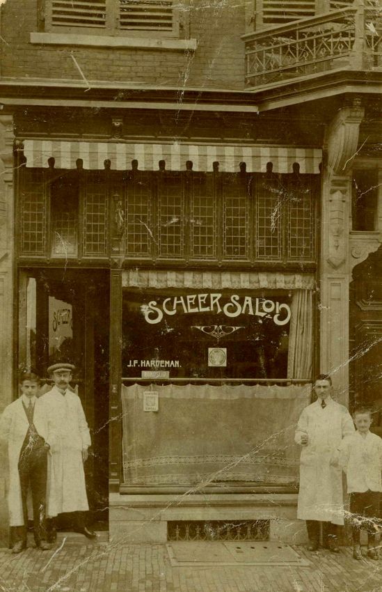 De scheersalon van kapper Hardeman in wat toen nog de Hersteeg heette, Hertogstraat 13, 1920-1925 (F87907 RAN)