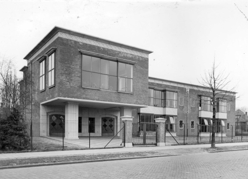 De nieuw gebouwde Kleuterschool van de Zusters Filles de la Sagesse (Dochters der Wijsheid) , op de hoek met de Heyendaalseweg, Archipelstraat 12, januari 1950 (F12225 RAN)