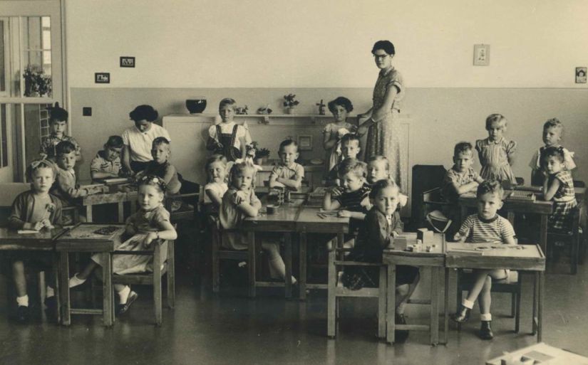 Klaslokaal met kleuters en juf in de Montessori kleuterschool van de zusters Filles de la Sagesse (dochters van de wijsheid), Archipelstraat 12, 1950-1955 (F87580 RAN)